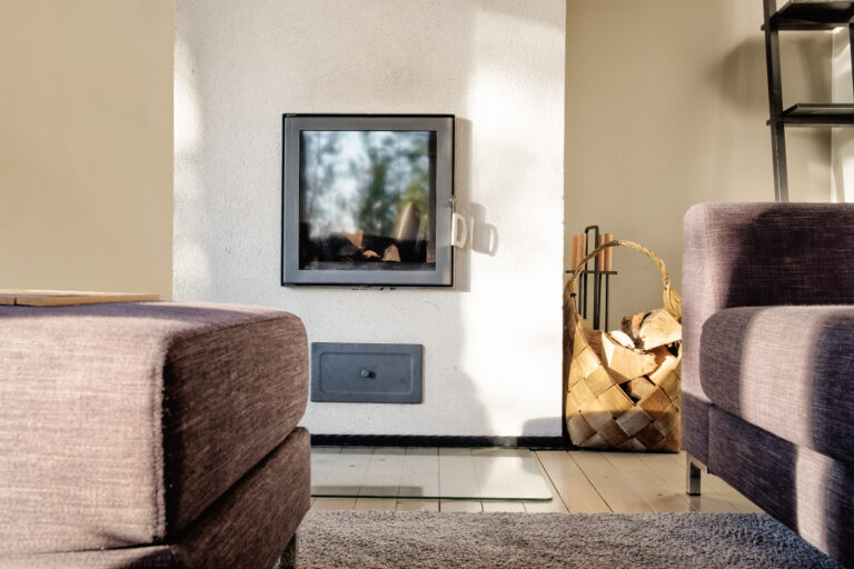 Valkoinen takka olohuoneessa